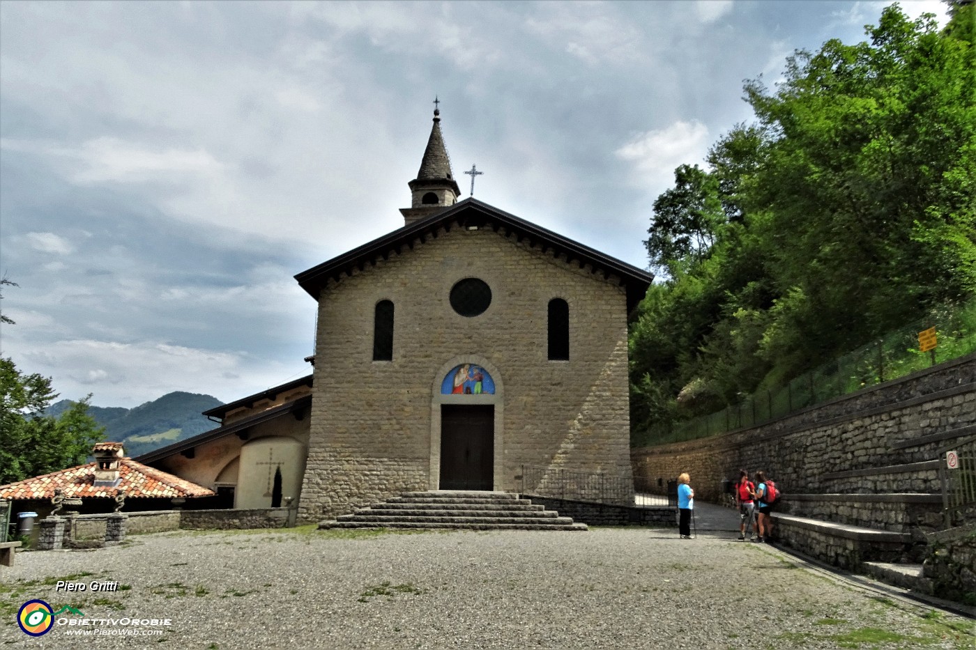 29 Al Santruario della Madonna del Perello (ingresso est con ampio piazzale).JPG